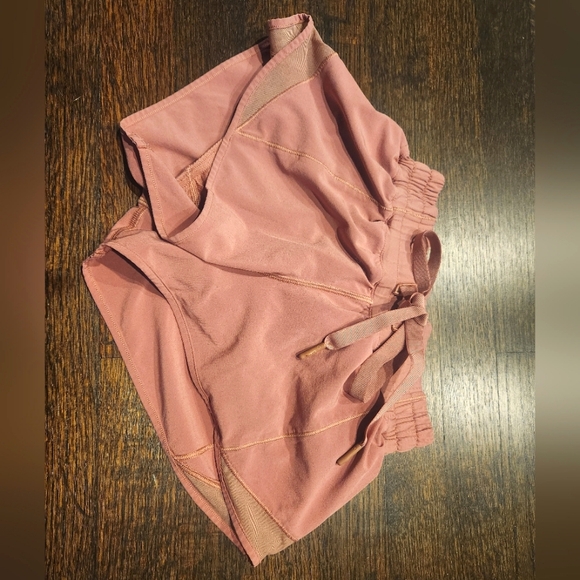 Lululemon Mauve Hotty Hot Shorts size 2 2.5 inseam - Picture 1 of 2